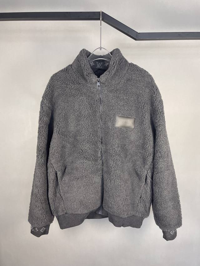 Louis Vuitton Ss24 Logo字母提花图案抓绒休闲夹克外套 深灰色 DDD 针织Mongram标识罗纹领口+聚酯结构拉链搭配，拉链开襟对于时尚时