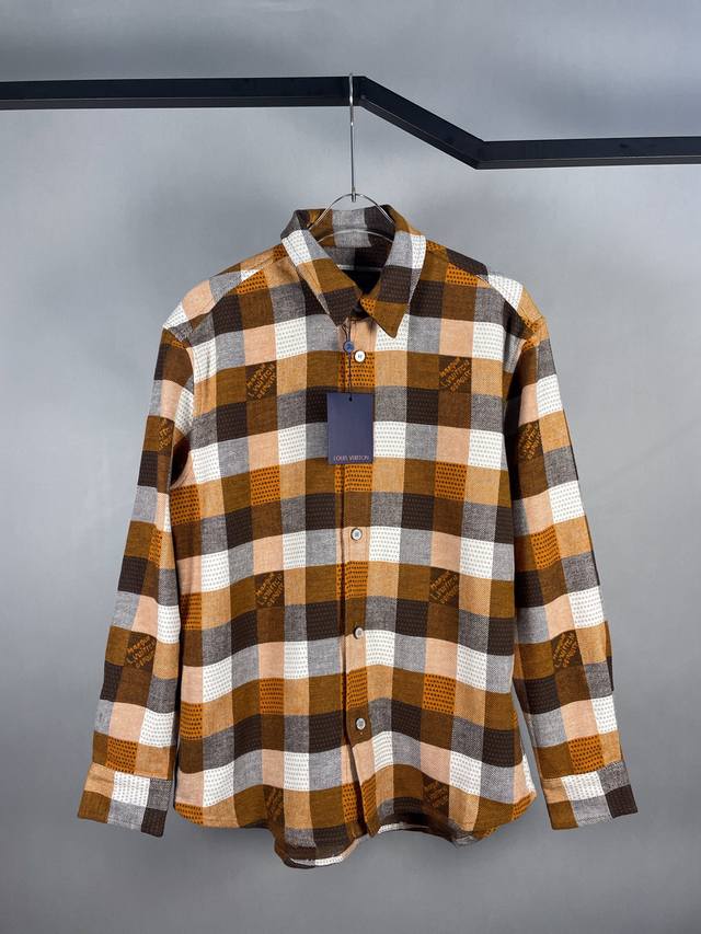 Lv 路易威登 24Ss新款系扣法兰绒长袖衬衫以精湛匠艺演绎美式工装风尚，借绵羊毛提花格纹呼应品牌经典 Damier 图案，再将 Marque L.Vuitto
