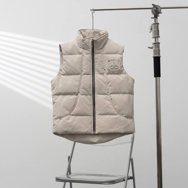 Moose Knuckles丨加拿大剪刀马甲胸标立领羽绒马甲 DDD 配色：米白 DDD 尺码：S-Xxl DDD