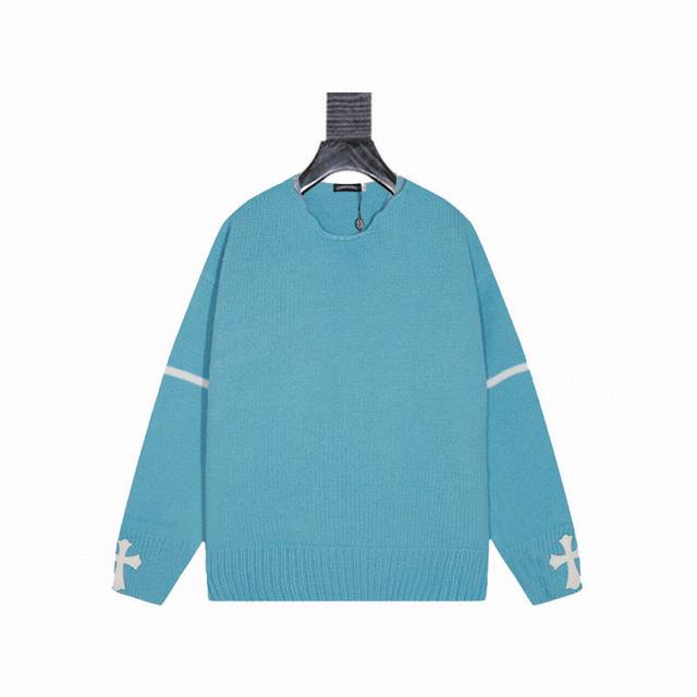 克罗心 十字架提花针织毛衣 DDD 设计元素：主体为黑色宽松圆领针织材质，袖口饰有白色十字标识 品牌标志性元素 ，袖身搭配白色条纹装饰，领口设有按扣细节，风格偏