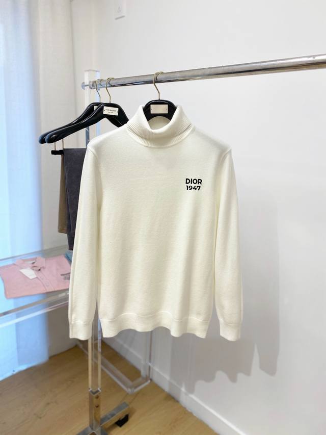 迪奥、新品高领羊毛衣 具有手感细腻柔软，可直接与肌肤接触，让暖心的纱线变化出细腻的质感，顶级工艺极具特色出彩，款式简约大方精美 立体剪裁的版型设计，让整款毛衣上