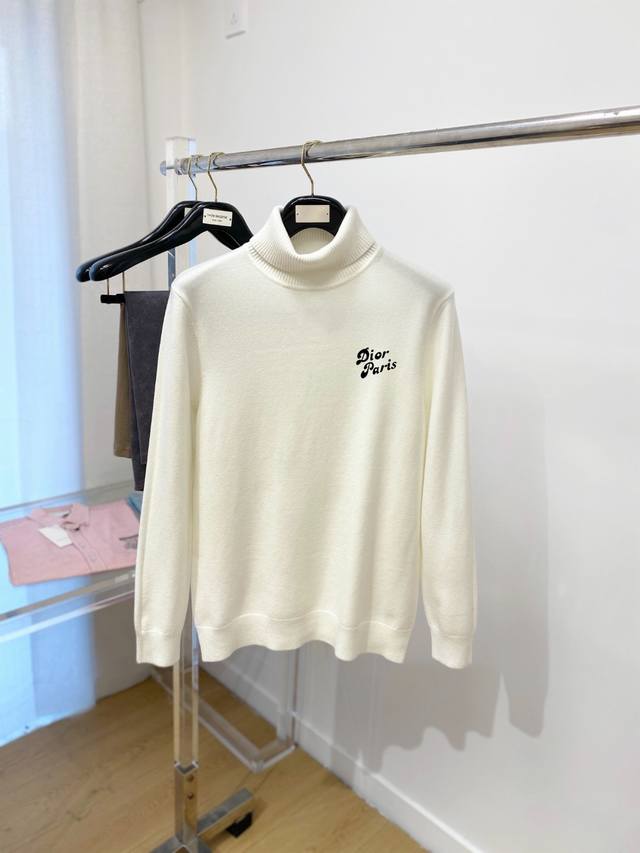 迪奥、新品高领羊毛衣 具有手感细腻柔软，可直接与肌肤接触，让暖心的纱线变化出细腻的质感，顶级工艺极具特色出彩，款式简约大方精美 立体剪裁的版型设计，让整款毛衣上