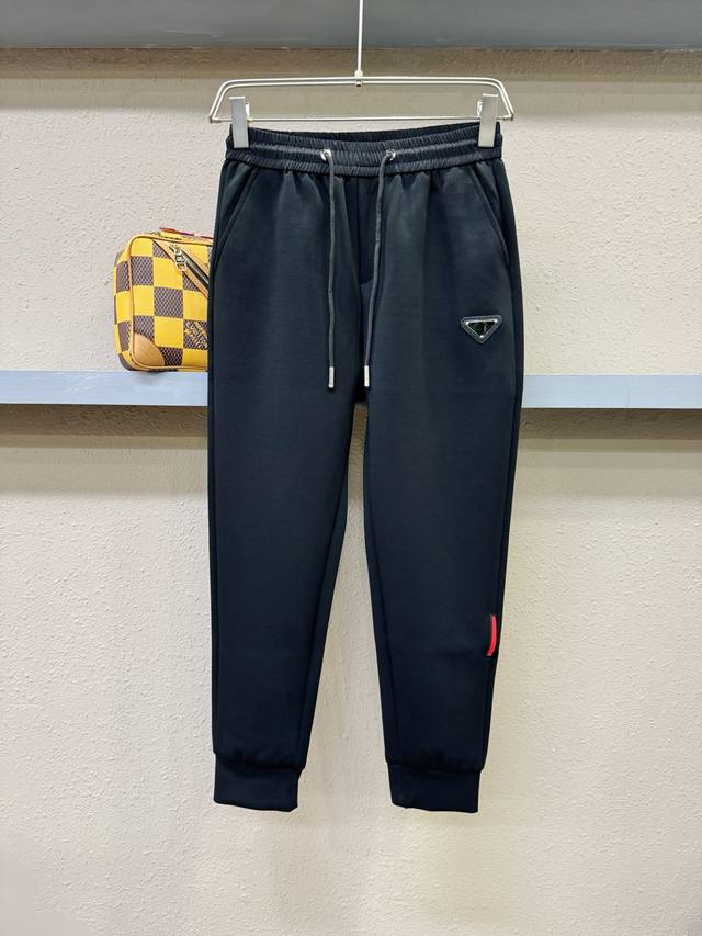 Parda普拉达 2025新款休闲裤，选用欧洲进口面料，柔软舒适有质感，原版五金配件，非常炫酷，细节处理精致，上身效果超级无敌赞，潮流百搭。尚选面料匠心而制 彰