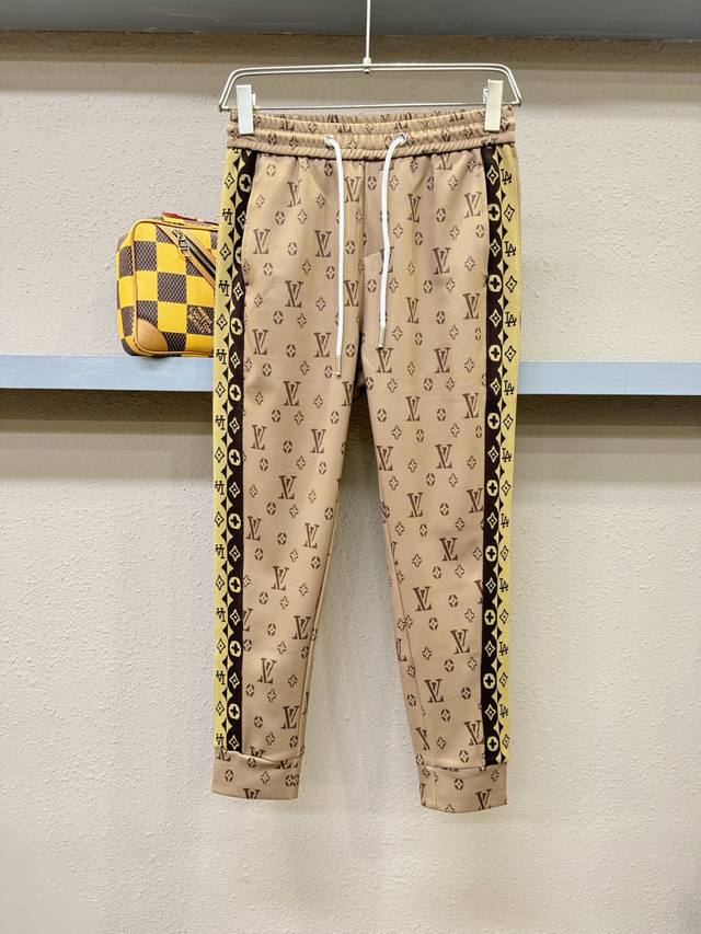 Lv路易威登 2025新款休闲裤，选用欧洲进口面料，柔软舒适有质感，原版五金配件，非常炫酷，细节处理精致，上身效果超级无敌赞，潮流百搭。尚选面料匠心而制 彰显卓