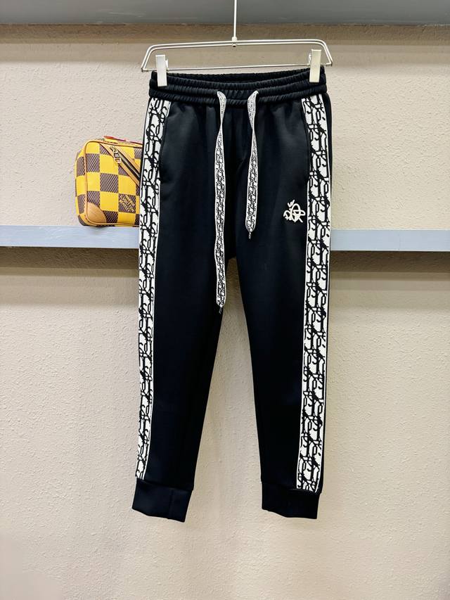 Dior迪奥 2025新款休闲裤，选用欧洲进口面料，柔软舒适有质感，原版五金配件，非常炫酷，细节处理精致，上身效果超级无敌赞，潮流百搭。尚选面料匠心而制 彰显卓