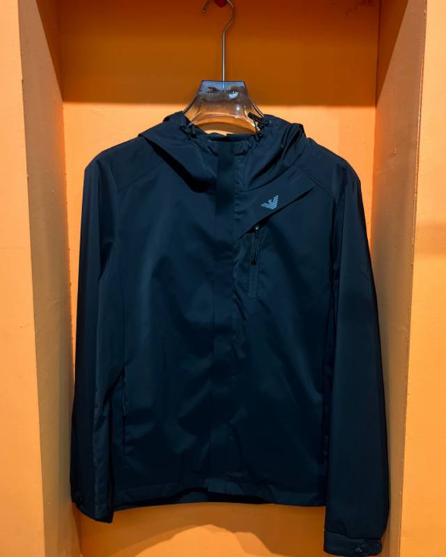 Ea 阿玛尼官网同款，提前发售！Ss秋冬新款男士夹克外套，全高端版本！专柜定制面料 透气舒适度高，细节无可挑剔，品牌元素设计理念，体现高品质。手感细腻柔软！呈现