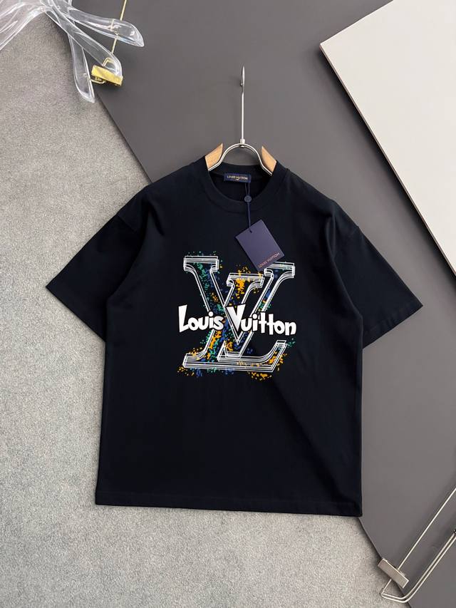 Lv* 260克纯棉双纱宽松靓仔T恤 爆款现货春夏短袖，简约基础衣橱神器， 休闲百搭必备款 做工走线质感一流，两色推荐：白色、黑色、 宽松版型S-2Xl DDD