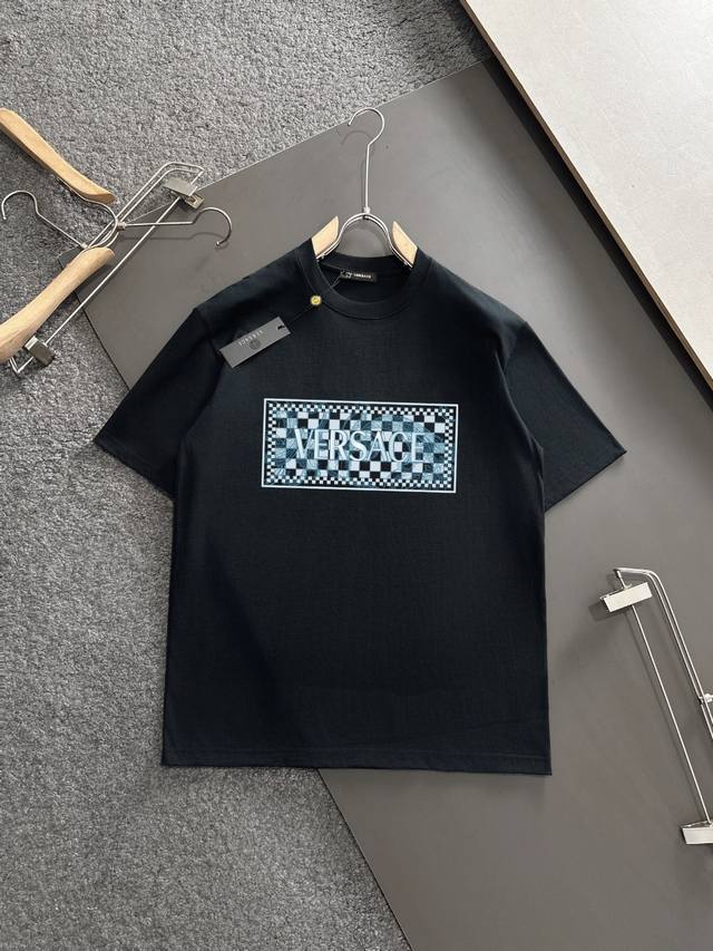 Versac* 260克纯棉双纱宽松靓仔T恤 爆款现货春夏短袖，简约基础衣橱神器， 休闲百搭必备款 做工走线质感一流，两色推荐：白色、黑色、 宽松版型S-2Xl