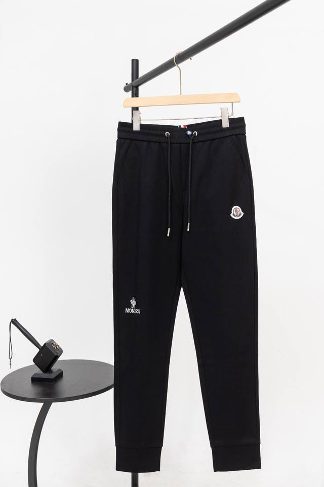 Moncler 蒙口新款男士原单休闲裤 卫裤 高端定制 时尚百搭款立体刺绣压花字母Logo设计 定制原版进口100%针织纯棉面料 进口五金辅料 上身优雅帅气，焕