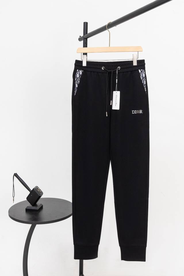Dior 迪奥新款男士原单休闲裤 卫裤 高端定制 时尚百搭款立体刺绣压花字母Logo设计 定制原版进口100%针织纯棉面料 进口五金辅料 上身优雅帅气，焕然一新