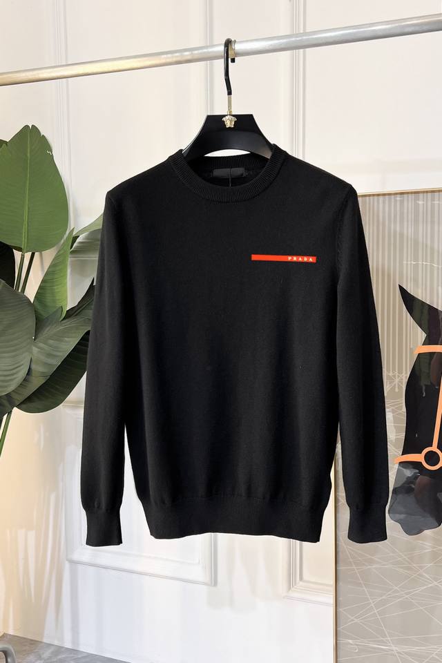 普拉达 2025Ss款圆领毛衣，秋冬最新款！高品质意大利进口羊毛面料，高密度针织，百搭毛衣，内搭衬衫都帅气十足！Logo标志！更耐穿更加不易变形，版型极好，各种