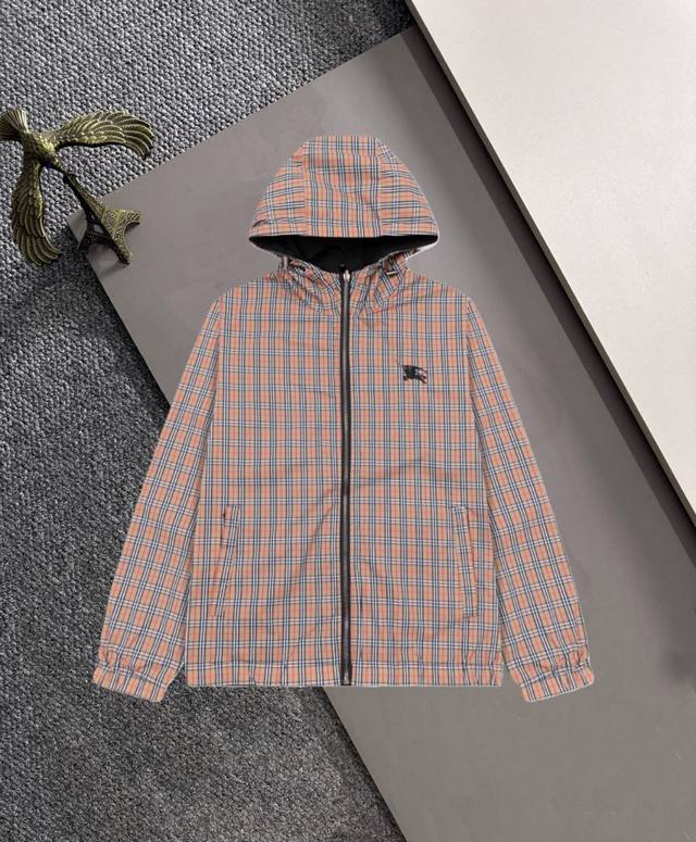 巴宝莉 双面穿 Ss秋季新款 官网同款夹克外套，高端版本 定制面料 透气舒适度高，细节无可挑剔，品牌元素设计理念，体现高品质。手感细腻柔软 呈现休闲裁剪，上身版