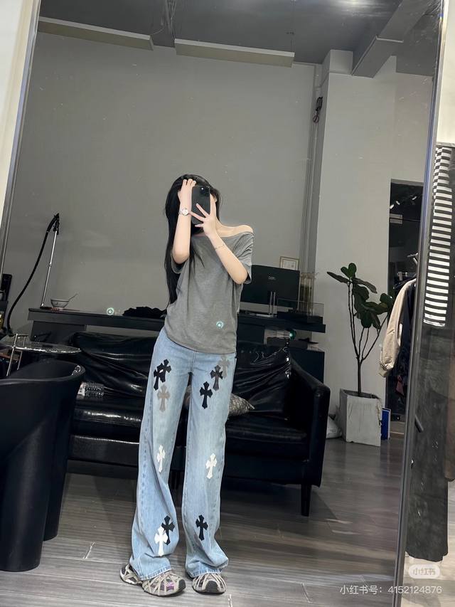 模特图组 DDD 款号：Dc270# DDD Come Hearts 克罗心皮标直筒牛仔裤 DDD 经典品牌Logo配饰 专柜热销款 身穿着非常舒适 低调不失奢