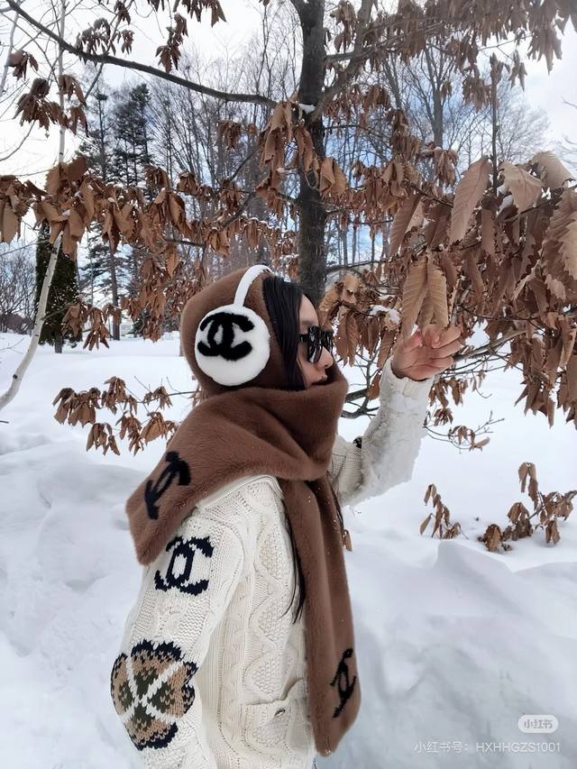 模特图组 DDD 款号:Dc 268# DDD Chanel香奈儿经典款老花Logo开衫针织外套毛衣 DDD 香奈儿经典款系列 针织的材质舒适又保暖 面料羊毛圈