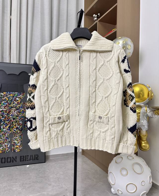 款号:Dc 268# DDD Chanel香奈儿经典款老花Logo开衫针织外套毛衣 DDD 香奈儿经典款系列 针织的材质舒适又保暖 面料羊毛圈圈纱 纱线延展性高