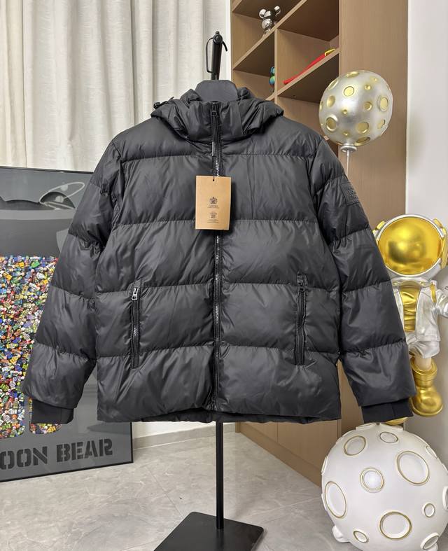 款号：Dc267# DDD Burberry巴宝莉经典款黑武士连帽羽绒服 DDD 这款巴宝莉 “黑武士” 羽绒服是品牌冬季系列的硬核单品，融合奢华质感与机能实用