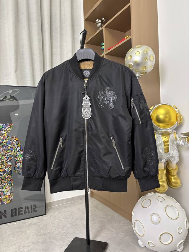款号：Dc263# DDD Chrome Hearts克罗心十字绣皮标加绒棒球服外套 DDD 版型与结构：采用棒球服经典版型，立领设计搭配双向拉链，利落有型，十