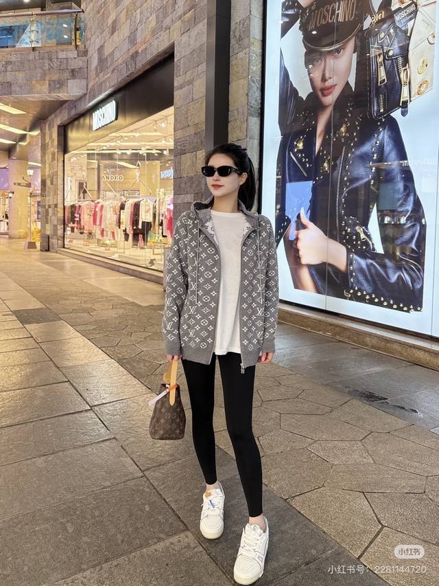 模特图组 DDD 款号：Dc262# DDD Lv 路易威登 新款满印Logo提花羊毛混纺拉链针织开衫 DDD 精选羊毛羊绒混纺面料制成，呈现提花精纺的格纹图案