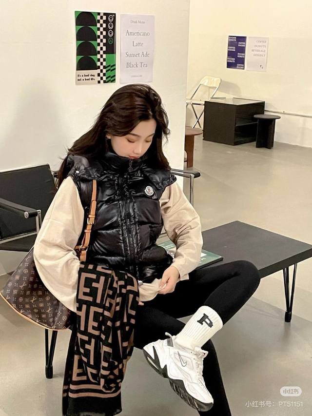 模特图组 DDD 款号：Dc256# DDD L 经典蒙口连帽羽绒马甲 DDD 羽绒采用标志性闪亮漆面尼龙制成，设有高性能细节，提供温暖与保护。该款 Moner