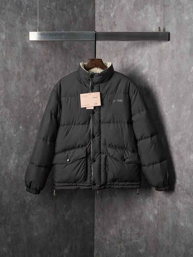 实物挂拍 Miumiu 缪缪 徽标贴饰双面穿立领羽绒服 DDD 现货 46 48 50 52 DDD 外层面料：选用高密度的尼龙，这种面料质地轻薄但强度高，能有