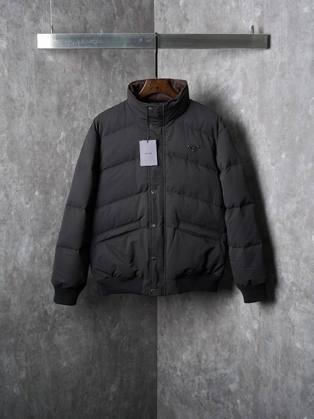 实物挂拍 Prada 普拉达 单排扣拉链饰三角标立领绗缝羽绒夹克外套 DDD 现货 46 48 50 52 DDD 采用90精选白鸭绒填充，克重达230G，确保
