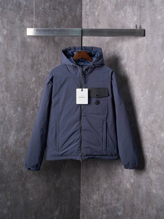 实物挂拍 Moncler 蒙口 皮盖口袋徽标夹克式连帽羽绒服外套 DDD 现货 1 2 3 4 DDD 选用90白鸭绒，克重达200G，确保保暖性能卓越。绒子经