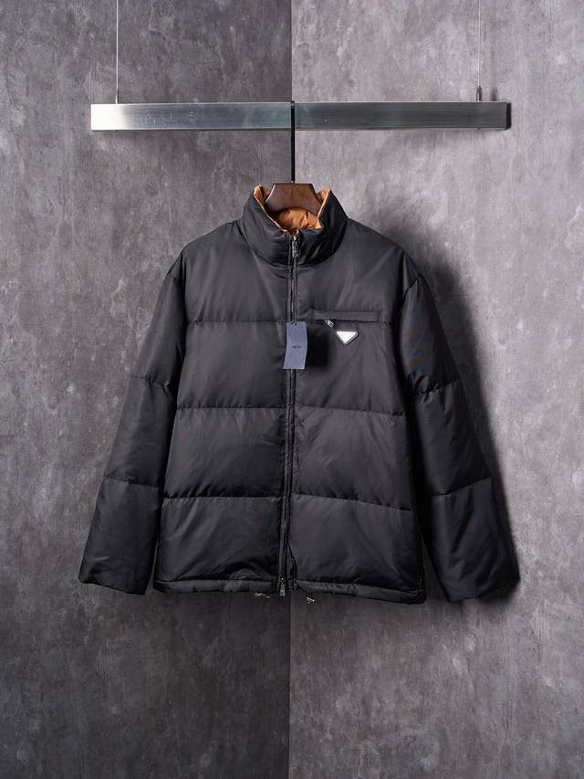 实物挂拍 Prada 普拉达 再生尼龙三角标拉链口袋拼色立领羽绒服 DDD 现货 S M L Xl DDD 选用90白鸭绒，蓬松度达220G，确保保暖性能卓越。