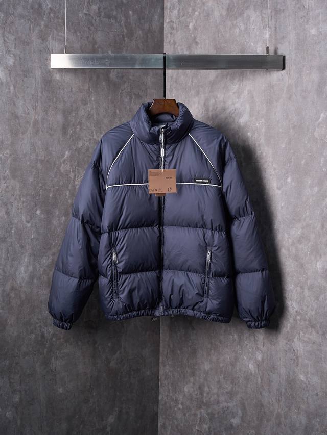 实物挂拍 Miumiu 缪缪 饰贴布徽标刺绣拉链立领羽绒服 DDD 现货 46 48 50 52 DDD 采用90白鸭绒填充饱满且均匀，克重达210G，保证了良