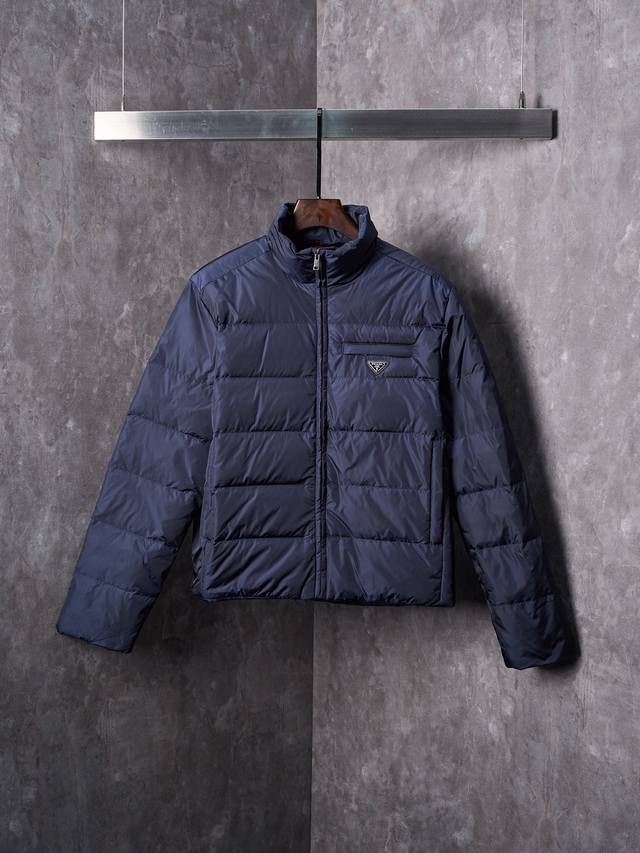 实物挂拍 Prada 普拉达 三角标口袋拉链立领羽绒服 DDD 现货 46 48 50 52 DDD 定制超密圆孔梭织料 经防泼水处理 呈现哑光微肌理 使用新国