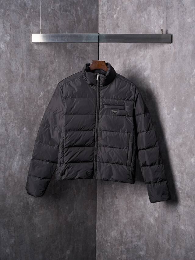 实物挂拍 Prada 普拉达 三角标口袋拉链立领羽绒服 DDD 现货 46 48 50 52 DDD 定制超密圆孔梭织料 经防泼水处理 呈现哑光微肌理 使用新国