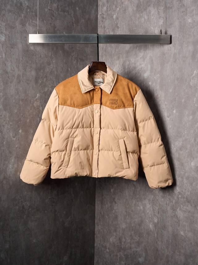 实物挂拍 Miumiu 缪缪 科技Pongé和皮革徽标贴饰复古翻领羽绒夹克外套 DDD 颜色 咖色 杏色 DDD 现货 S M L DDD 科技Pongé和皮革