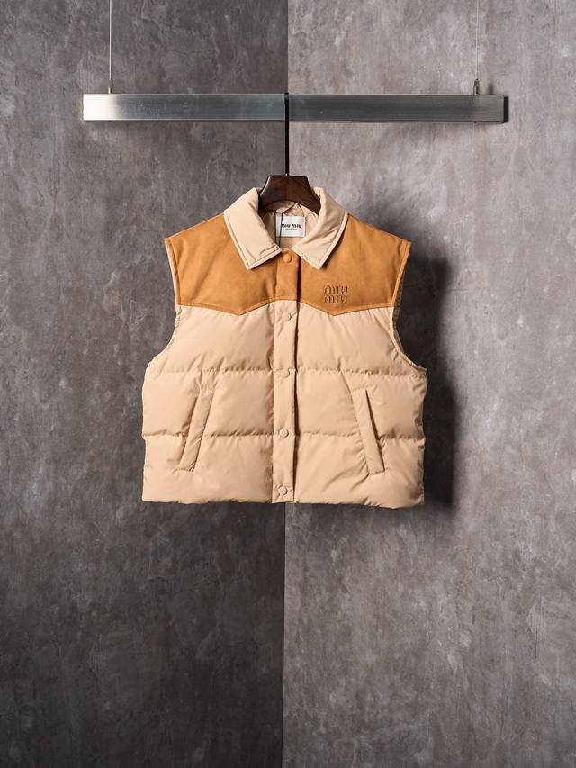 实物挂拍 Miumiu 缪缪 科技Pongé和皮革徽标贴饰复古翻领羽绒背心 DDD 颜色 咖色 杏色 DDD 现货 S M L DDD 60年代复古灵感定义了这