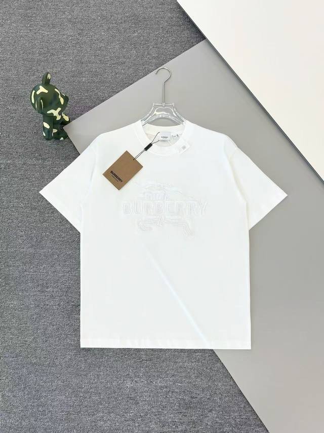 高版本] Burberry*巴宝莉 DDD 工艺介绍：胸前采用进口精密战马流苏刺绣新工艺。 DDD 面料采用32支280克高密度精梳纯棉 不变形 不缩水 ，三标