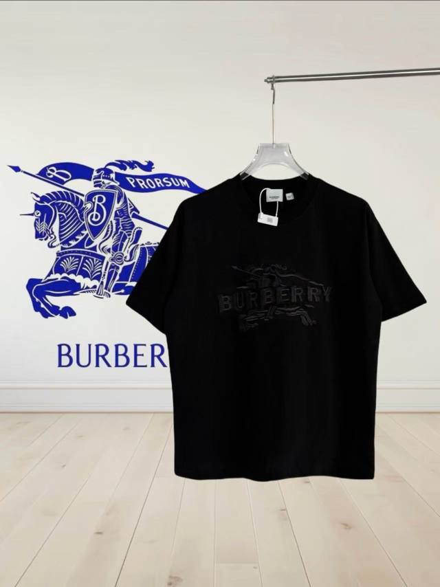 高版本] Burberry*巴宝莉 DDD 工艺介绍：胸前采用进口精密战马流苏刺绣新工艺。 DDD 面料采用32支280克高密度精梳纯棉 不变形 不缩水 ，三标