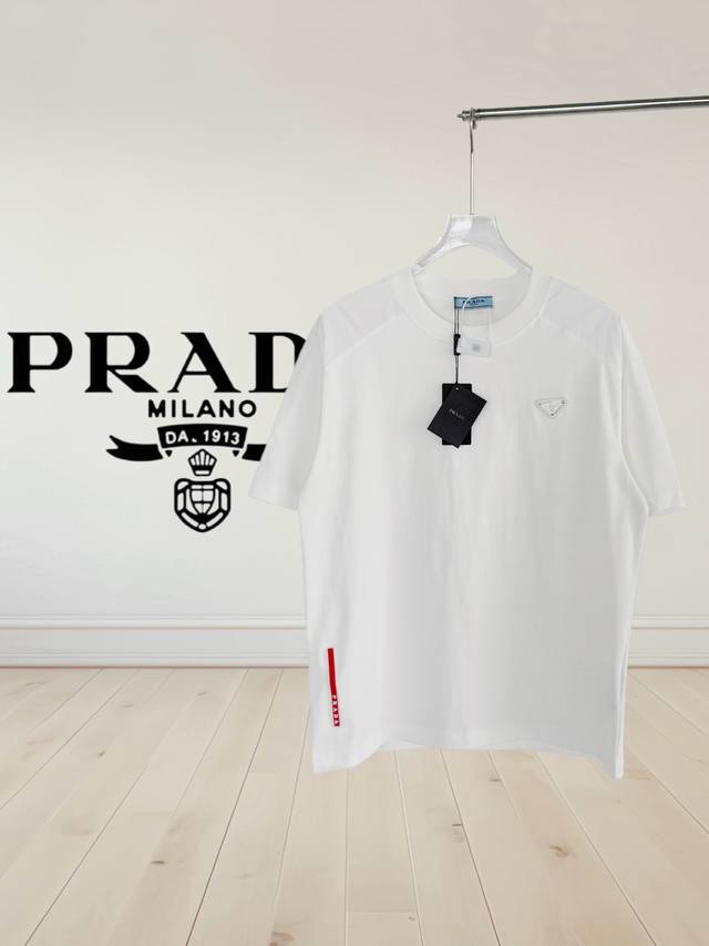 高品质] Prada 普拉达 肩膀搭配梳织圆领T恤。新款经典胸前三角标贴牌 衣边字母红胶条工艺纯原品质 原版面料 官方同款 同缸染面料 手感非常舒服 百搭超级百