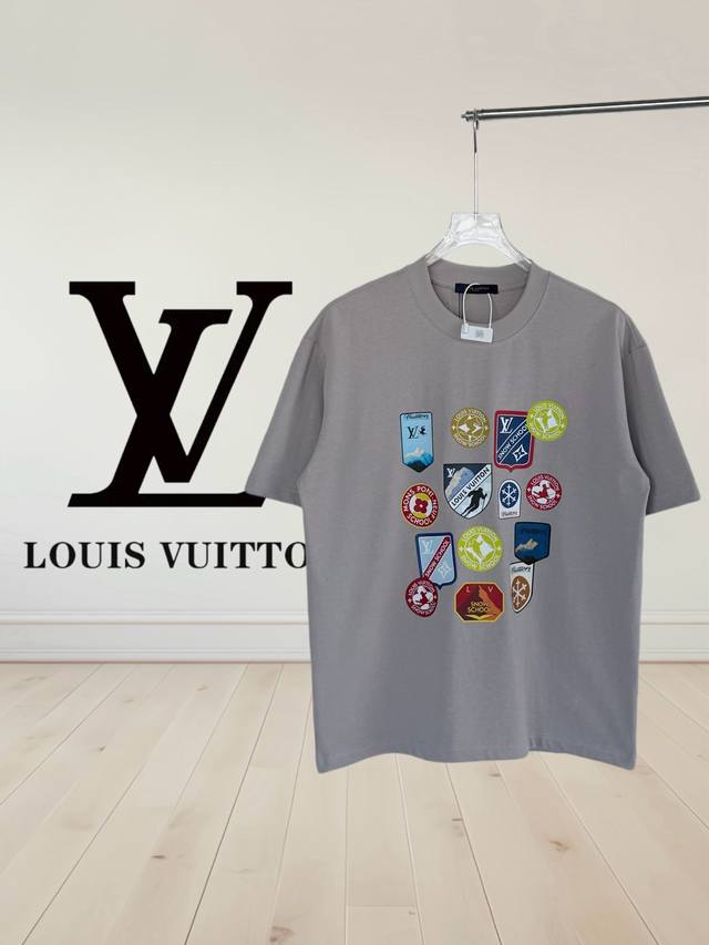 高品质] Louis Vuitton*路易威登 DDD 多重工艺数码直喷 胸口多种旅行贴微章章仔印花短袖T恤 DDD *定制32支280克全棉面料，面料柔软，复