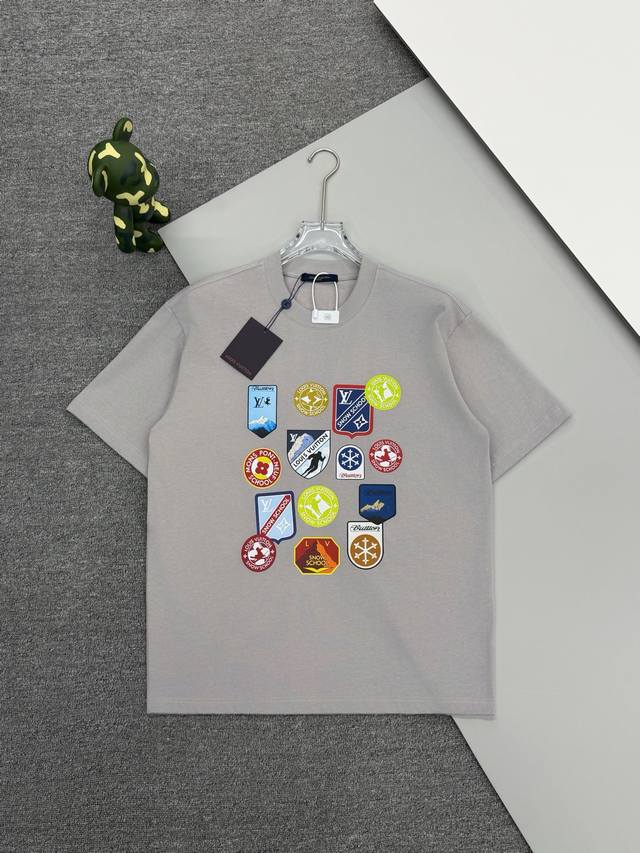 高品质] Louis Vuitton*路易威登 DDD 多重工艺数码直喷 胸口多种旅行贴微章章仔印花短袖T恤 DDD *定制32支280克全棉面料，面料柔软，复