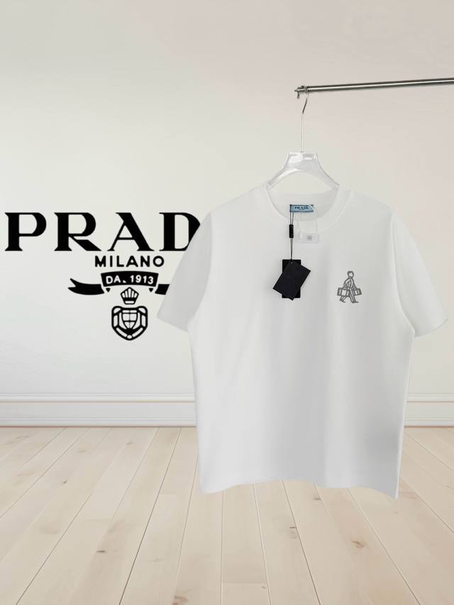 高版本] Prada 普拉达 胸前刺绣加后幅印花十贴布刺绣字母浮雕系列 圆领短袖T恤。 DDD 32支280G面料采用客供定织100%高支棉，面料柔软亲肤透气
