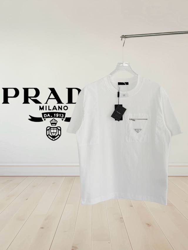 高版本]Prada普拉达胸口配套梳织拉链三角标口袋T恤圆领 DDD 男女同款全新美学灵感趣味设计,渠道性质精品。让整体造型设计更加优雅时尚，今夏最火系列，无数明