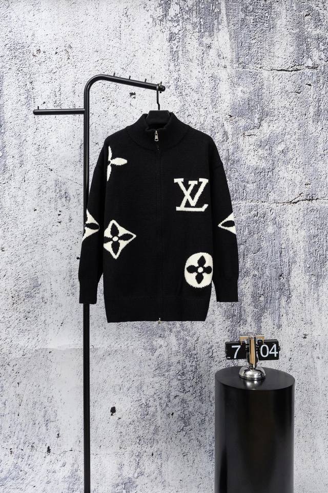 路易威登Louis Vuitton 26Ss新款拉链针织开衫毛衣 DDD 1. 设计细节 DDD 标识：衣身布满Lv标志性的“Monogram” 老花 图案+“