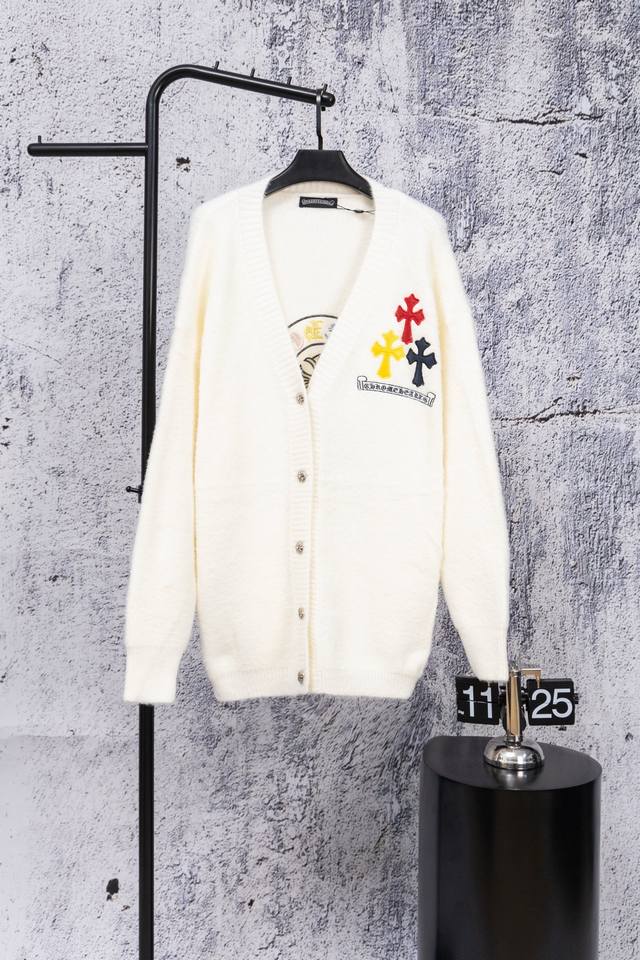 Chrome Hearts Ch克罗心2026新款 十字架宽松针织V领开衫 DDD 面料：采用毛绒质感的针织材质，触感柔软且自带慵懒氛围； DDD 装饰：胸前点