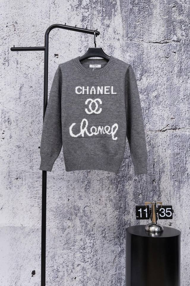香奈儿Chanel 2026秋冬新款圆领针织字母Logo毛衣 DDD 品牌标识+设计感：正面同时融入了“Chanel”字母、经典双C标志，还有手写体字样，三重品