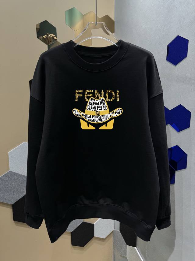 芬迪 Fendi 2025圆领新款卫衣400克 水洗面料 柔软、舒服采用卫衣毛圈面料,官方同款非市场版本 可对比男女都非常合适 吊牌 领标 水洗麦 三标齐全 男