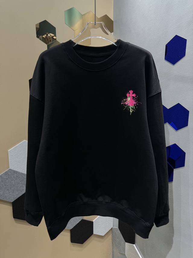 Ch克罗 2025秋冬新款 圆领长袖卫衣 马蹄梵文十字架印花设计工艺 实物很棒男女同款宽松版 DDD 尺码： Xs S M L DDD 颜色：黑色 白色 DDD