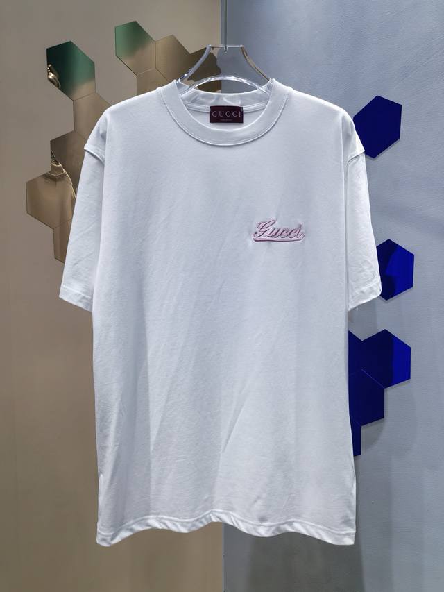 Cucci*古驰* 高品质 2025Ss春夏新款万针刺绣绣花圆领情侣短袖T恤 DDD 采用定制280克双纱纯棉面料 男女同款 休闲百搭 重磅纯棉个性刺绣Logo