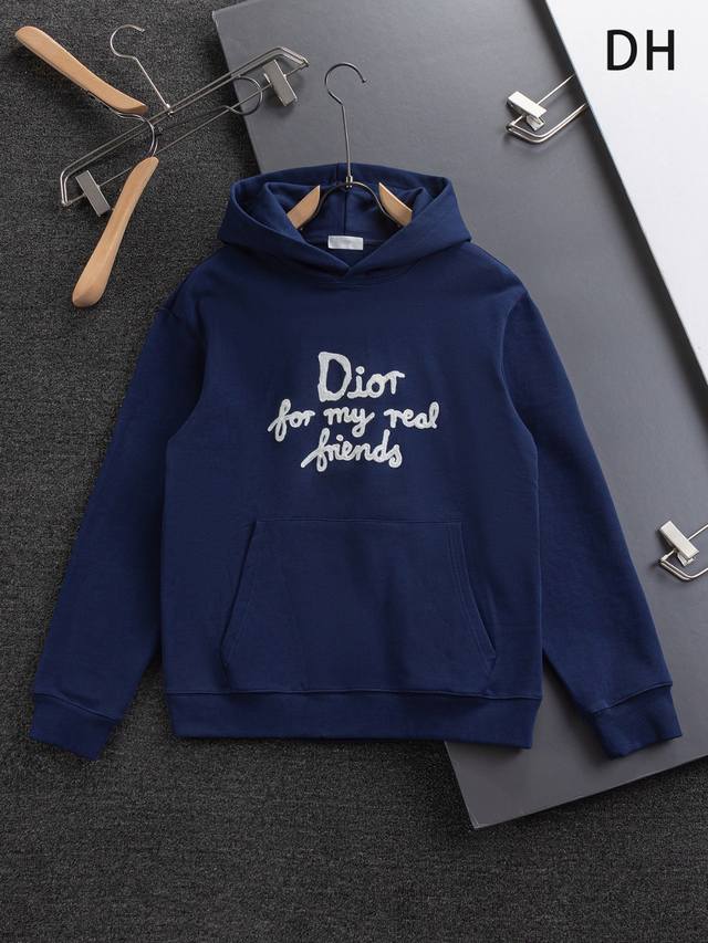 Dior Dior 迪奥 Cd 微宽版版型 S-Xl DDD Dior 25Ss秋冬款连帽卫衣 专柜永恒经典款 胸前字母手绘签名刺绣 作为奢侈界的龙头，D家可谓