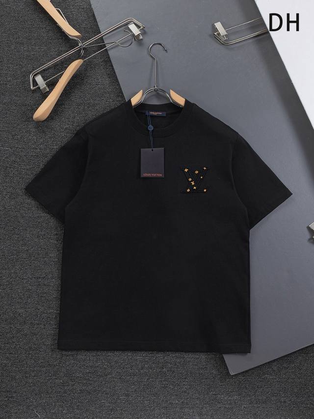 Louis Vuitton 路易威登 1V 驴家 Lv 微宽版型S-Xl DDD Lv 26Ss 新品专柜同步专柜上架 多重重工艺 胸口立体镂空金点字母刺绣Lo