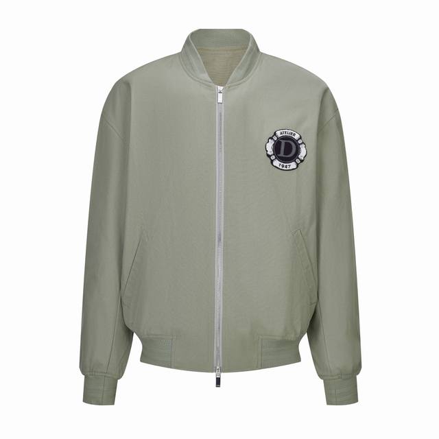 Cd 1947胸章刺绣棒球夹克 墨绿色 DDD 原版25,000购入开发，定织微融感提花纹路棉质梭织面料，区别市面普通工装质感，面料手感非常好。后幅绣花主体采用
