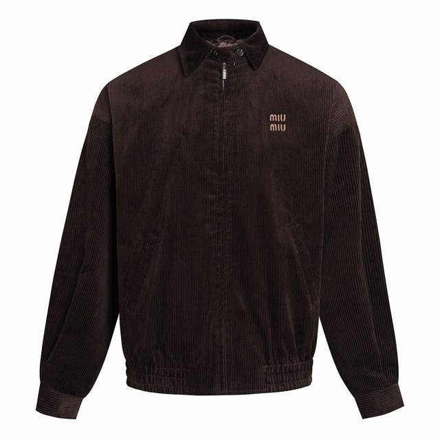 Miumiu 徽标刺绣灯芯绒夹克外套 DDD 原版24,200购入开发，面料采用定染精梳棉8坑灯芯绒，人丝里布，面料酵洗，进口刺绣，定制1：1纽扣，定制1：1拉