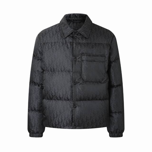 Cd 25Fw 满印提花翻领羽绒服 DDD 面料采用科技提花技术在面料上应用激光提花技术，使整件衣服凹凸有致，立体感更强。这种技术不仅提升了面料的视觉效果，还增
